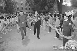 北京市で大歓迎を受ける鈴木知事