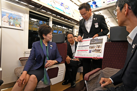「知事の現場視察～座席指定列車「京王ライナー」～」の写真です