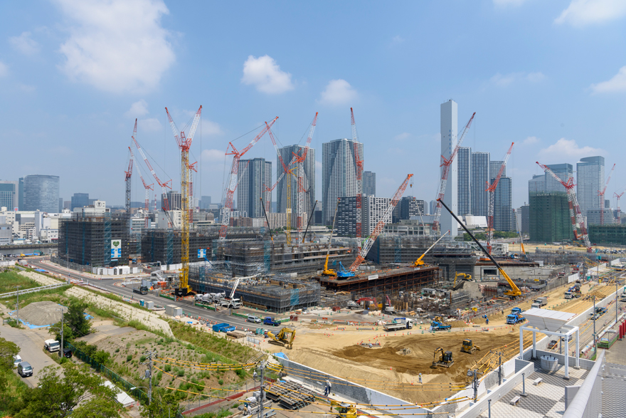 「東京2020選手村建設中」の写真です