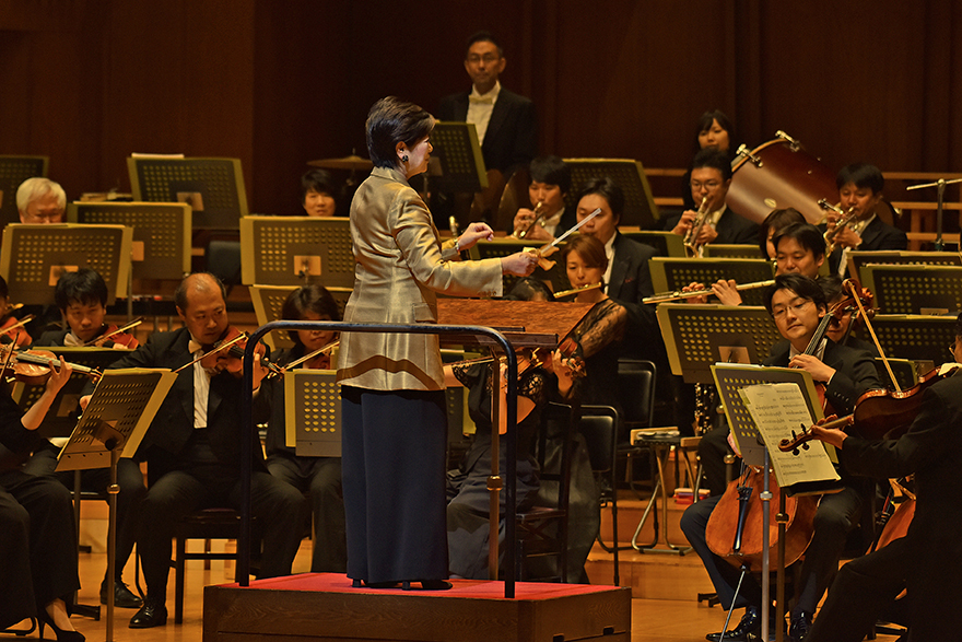 Photograph of Governor Koike conducting the orchestra