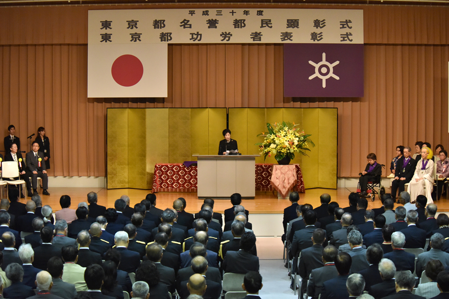 Photograph of Governor Koike speaking at the ceremonyPhotograph of Governor Koike conducting the orchestra