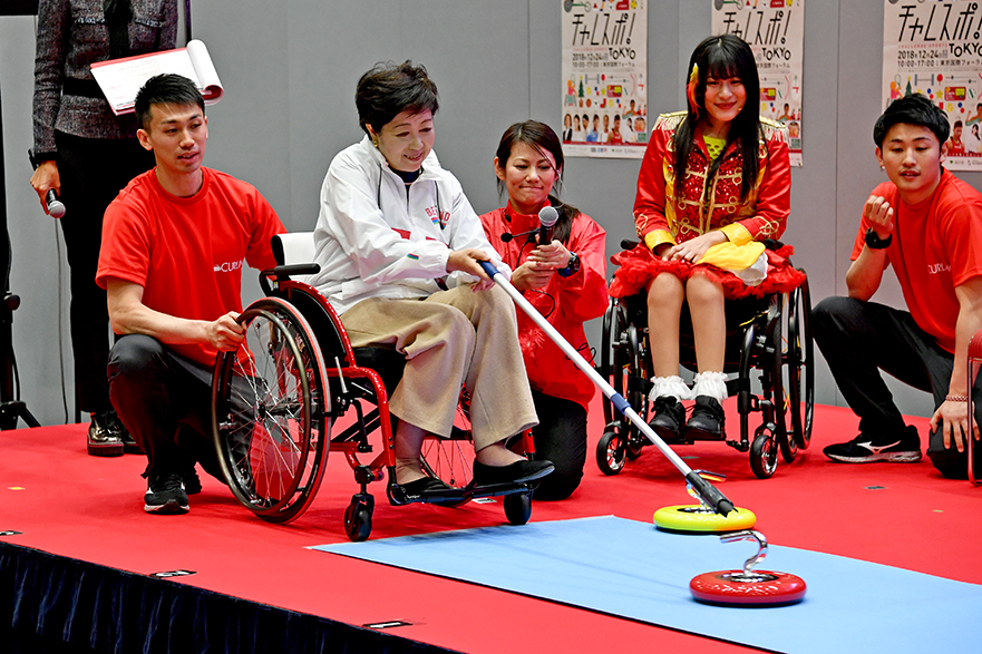 Governor Koike tries out wheelchair curling